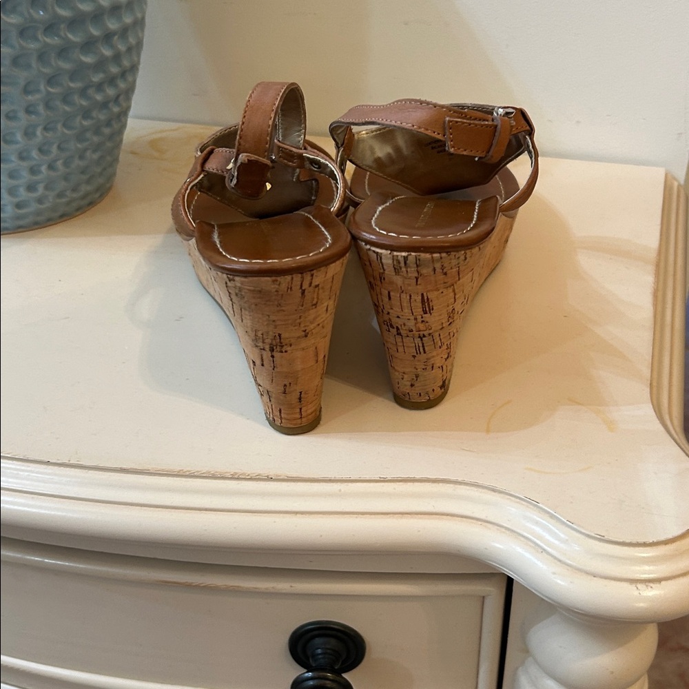 TOMMY HILFIGER SZ 11 Brown Leather Wedge Sandals - Picture 3 of 6